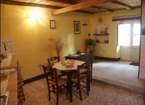 casa gialla in stile siciliano vicino Etna e Taormina